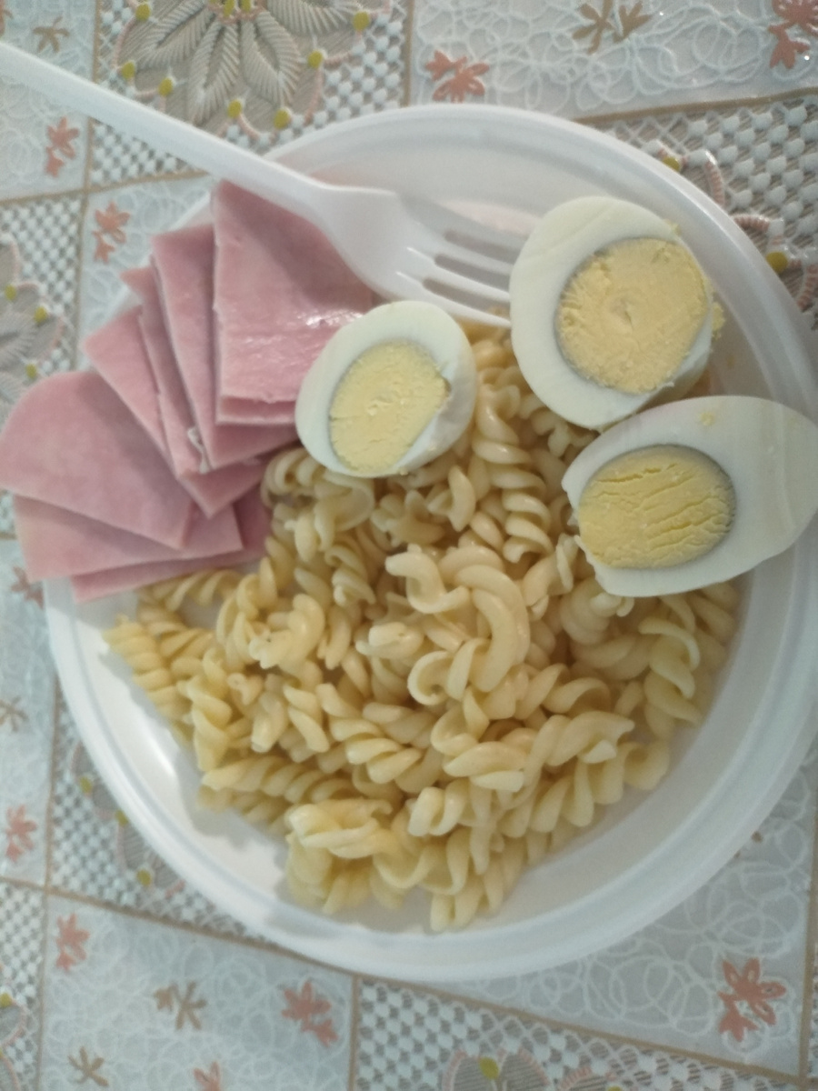 Варёные яйца, ветчина из индейки, макароны 