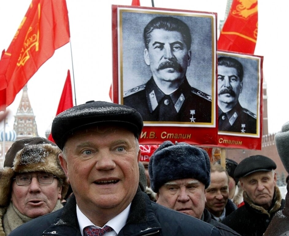 Неосталинизм характеризуется. КПРФ икона Сталина. КПРФ Ленин Сталин. Зюганов с портретом Сталина. Коммунисты сталинисты.