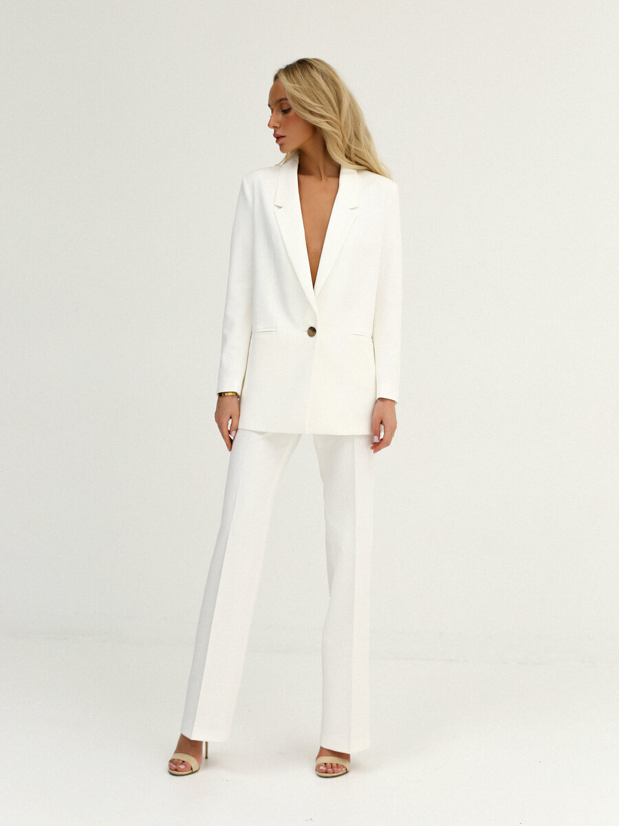 Белый женский костюм в офис