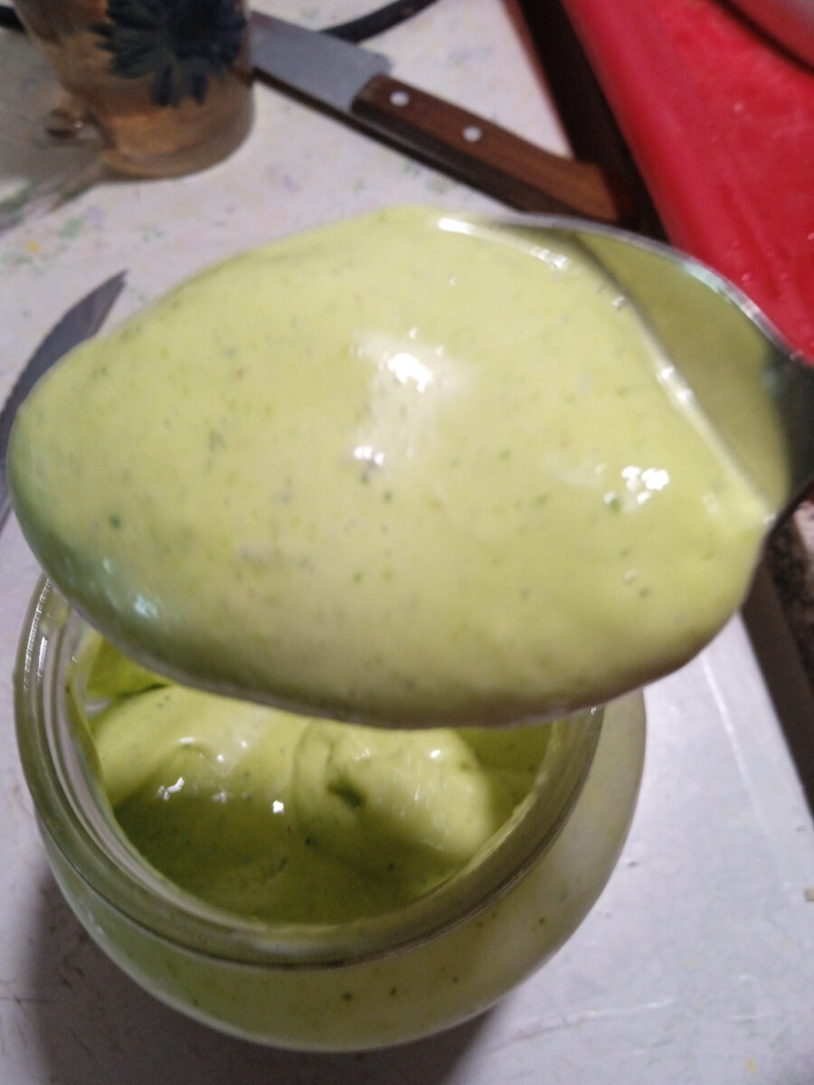 Эксперементируем с соусом. Этот соус с укропом. Если интересно, пишите. Рецепт приготовления напишу. 