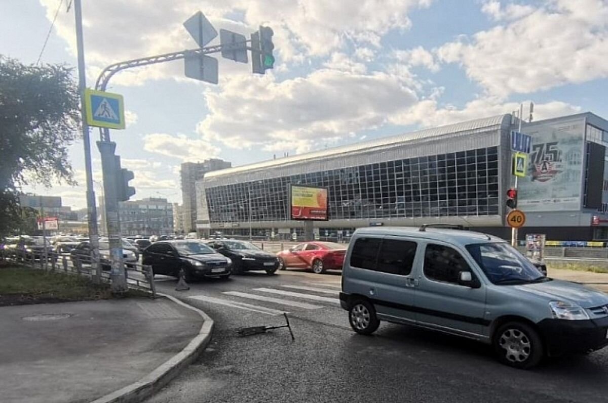    10-летний екатеринбуржец на самокате угодил на «зебре» под колеса иномарки