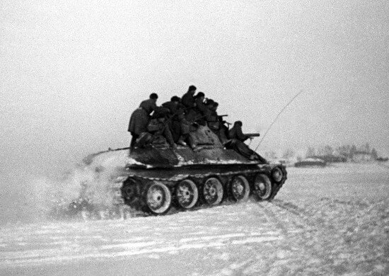 Однако полностью утаить столь крупномасштабную перегруппировку войск от противника, находясь в непосредственном соприкосновении с ним, было маловероятно. Действительно, как свидетельствуют трофейные и иные документы, сведения, полученные германской стороной от агентурной, воздушной и других видов разведки, позволяли ей нарисовать сравнительно полную картину о положении Красной Армии и замысле ее командования. В донесениях отмечалось выдвижение крупных сил русских к северу и югу от Москвы. Но, несмотря на тревожный характер этих сообщений, адекватных оценок со стороны германского командования они не получили. Продолжая оставаться в плену собственных иллюзий, оно считало, что русские уже не в состоянии ввести в сражение значительные силы, а факт появления свежих частей под Москвой расценило как обычную перегруппировку войск с пассивных участков на активные для противодействия немецкому наступлению. 4 декабря командующий группой армий «Центр» генерал-фельдмаршал Федор фон Бок на одно из подобных донесений разведки отреагировал так: «...Боевые возможности противника не столь велики, чтобы он мог этими силами... начать в настоящее время большое контрнаступление».