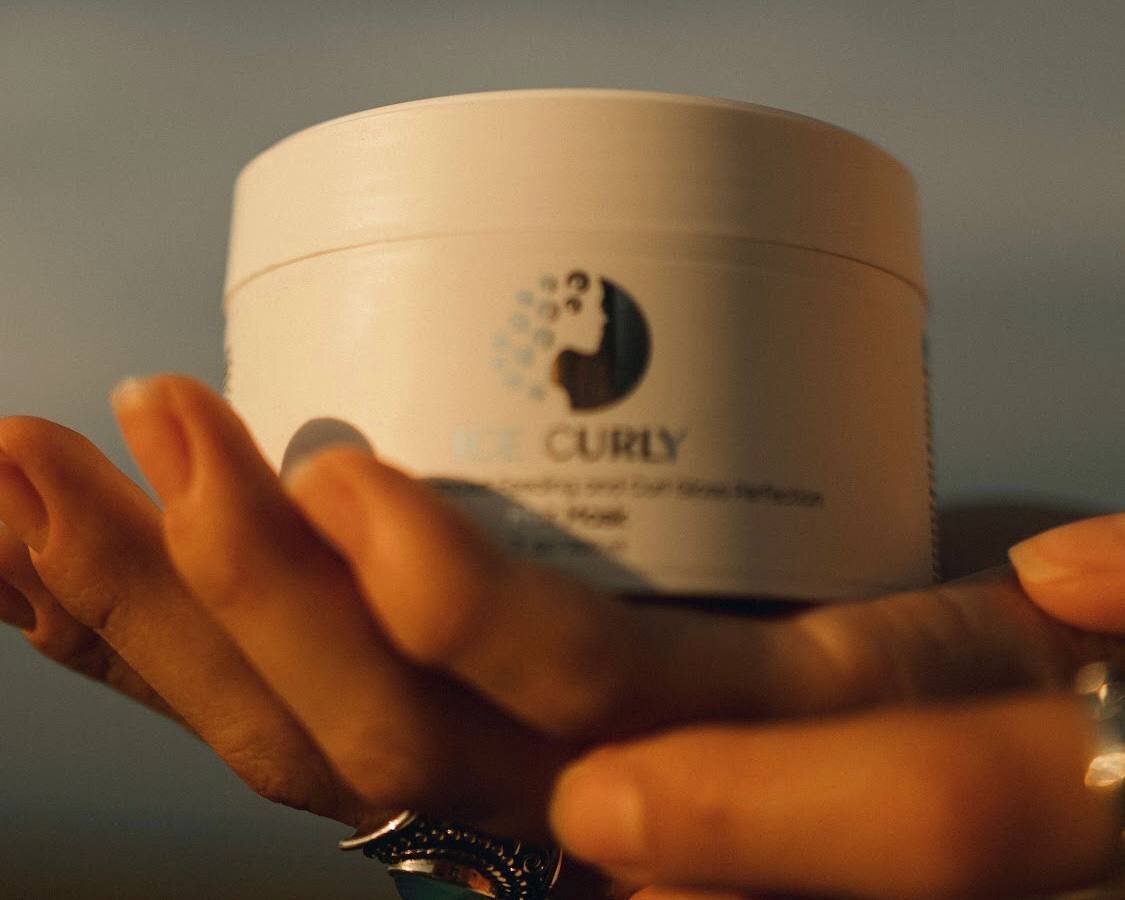 Каждая баночка ICE CURLY наполнена любовью к кудрявым волосам.