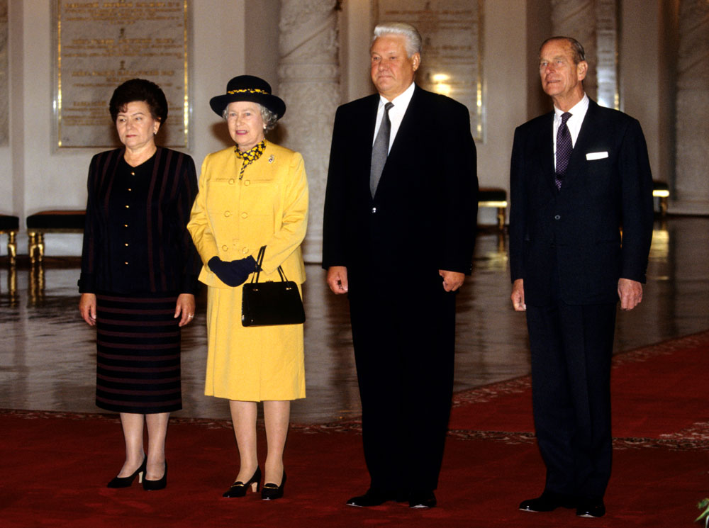 Королева Елизавета II и принц Филипп с четой Ельциных. Королева специально одета ярче всех