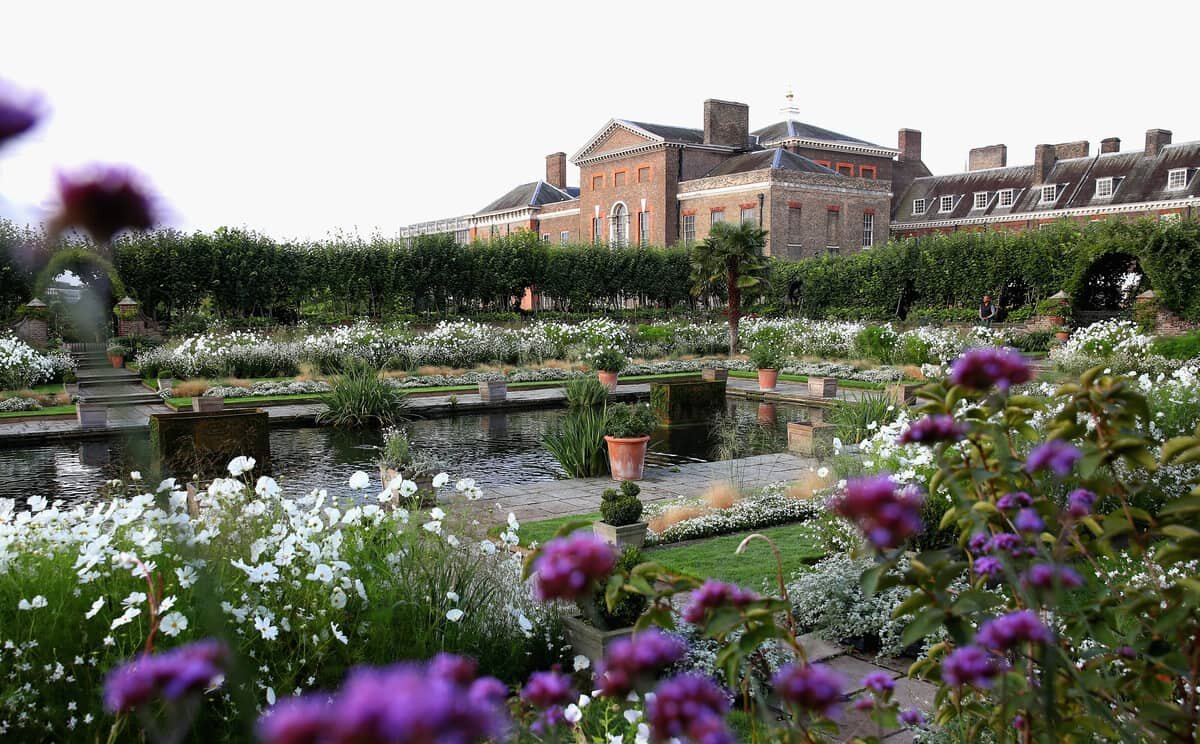 Сады принцессы. Кенсингтонский дворец сад Дианы. Затонувший сад Кенсингтонского дворца. Кенсингтон Гарденс Лондон. Особняк Kensington Palace Gardens.
