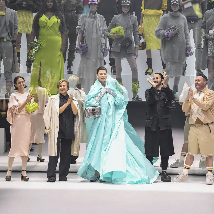     Линда Евангелиста вернулась на подиум — она закрыла показ Fendi