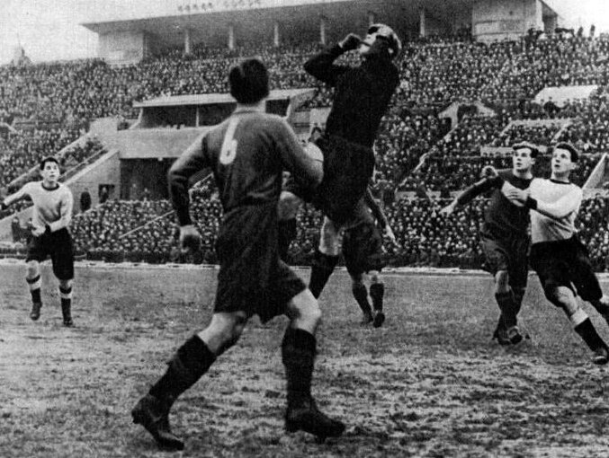 1949 год. ЦДКА Москва – «Торпедо» - 2:2. Слева в белом торпедовец Антонин Сочнев, справа - один из авторов забитых мячей Владимир Нечаев