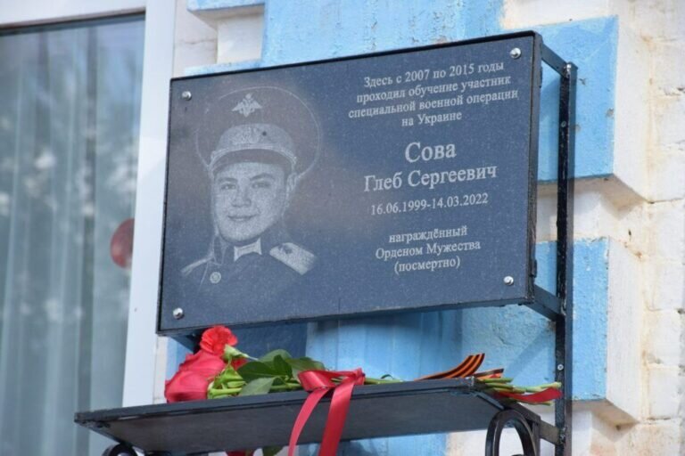    В Сорочинской школе искусств увековечили память военнослужащего Глеба Совы Андрей Севостьянов