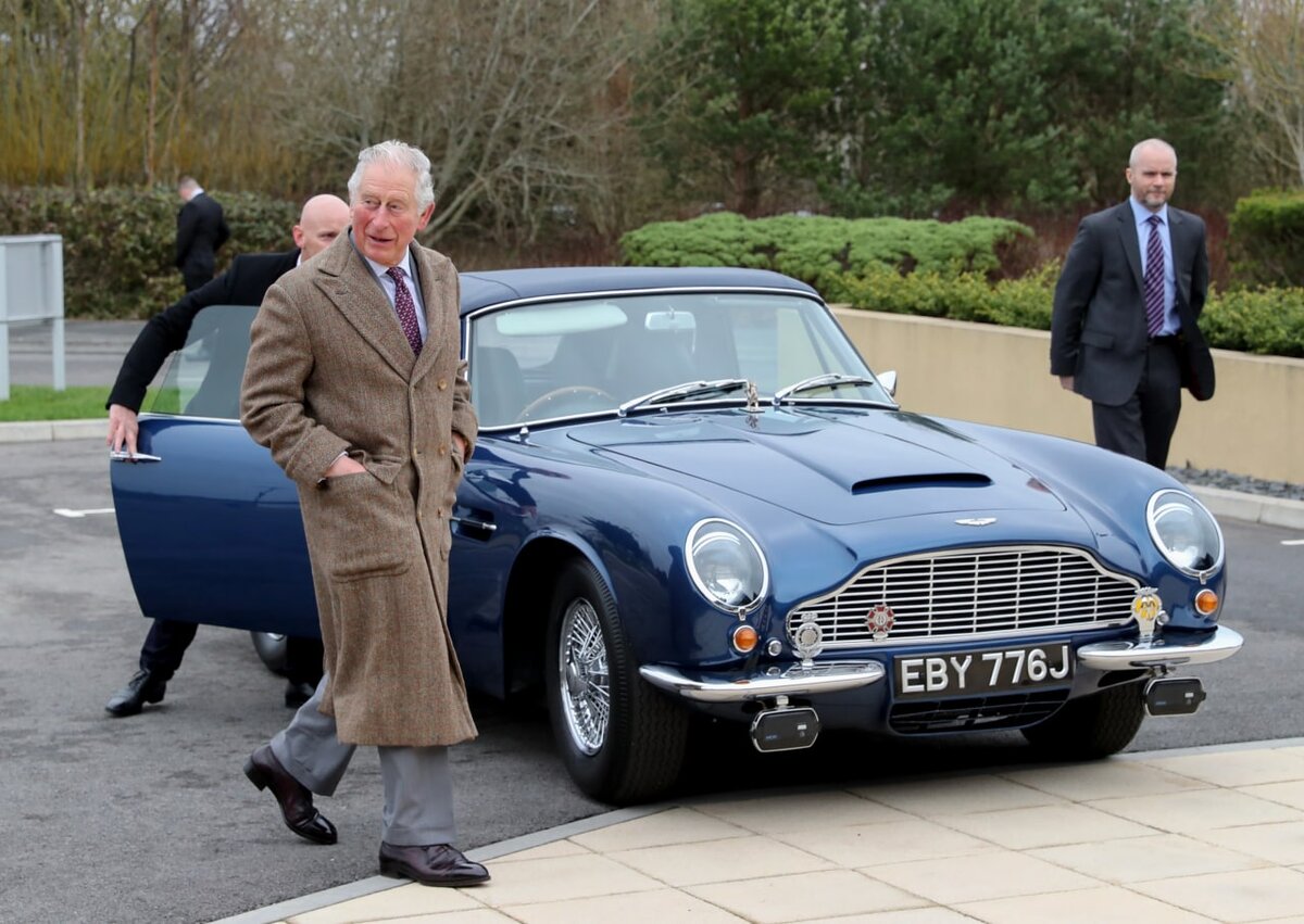    Aston Martin DB6 Volante Series II (1969) The Sun