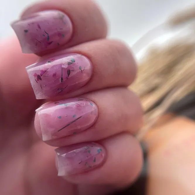 Изысканный маникюр с сухоцветами: самая нежная идея для дизайна ногтей