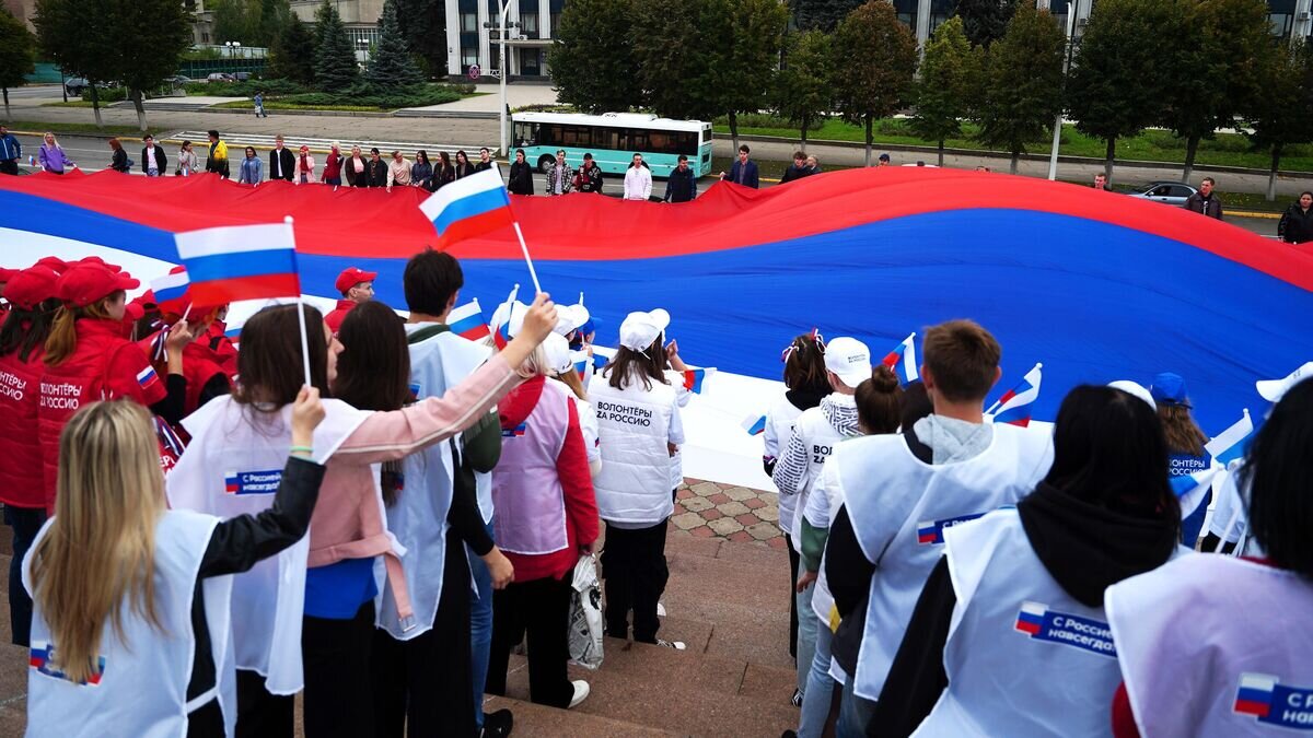    Участники флешмоба "С Россией навсегДА" у памятника Клименту Ворошилову в Луганске© РИА Новости / Максим Захаров