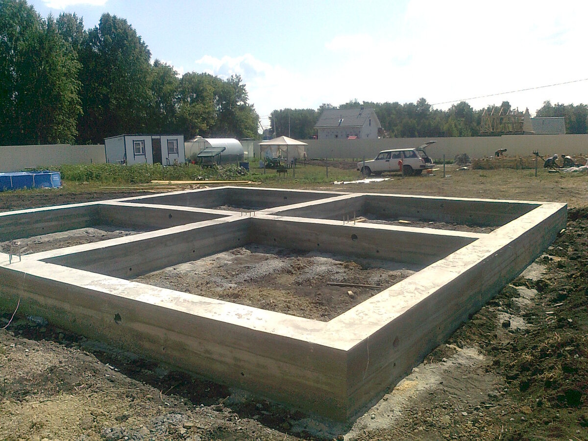 При слишком большой нагрузке на ленточный фундамент, которая приводит к деформации сооружения, рекомендуется установить железобетонный фундамент сплошного типа. Именно он способен полностью выровнять осадок основной части здания. Использование данного фундамента допустимо при наличии неоднородного грунта и слишком большой нагрузки.