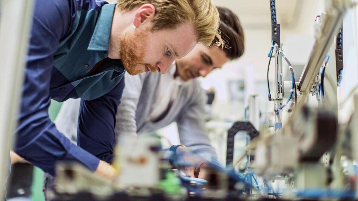    Инженеры во время работы в лаборатории© Depositphotos.com / nd3000