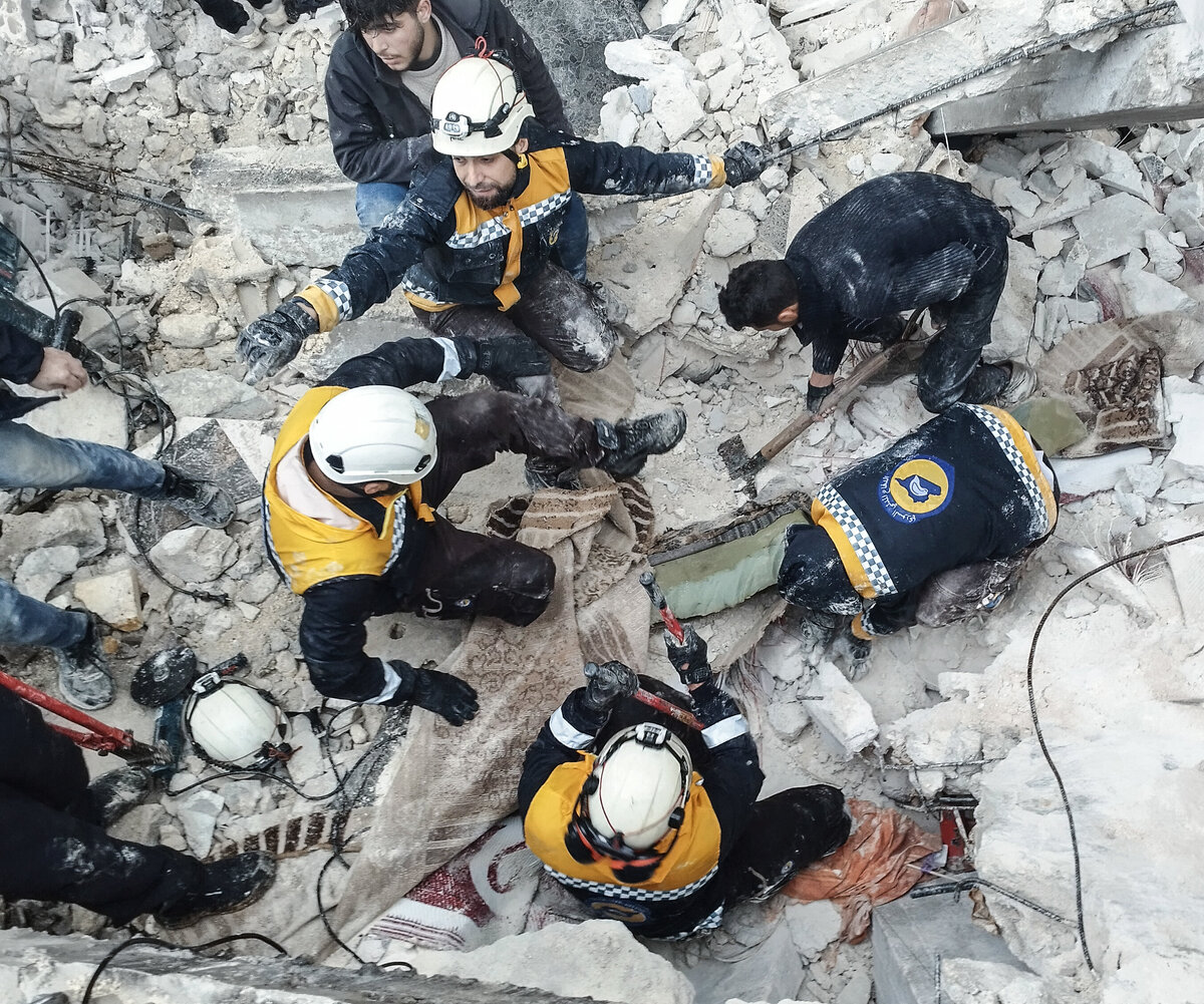     Последствия самого мощного с 1939 года землетрясения в Турции: видео очевидцев