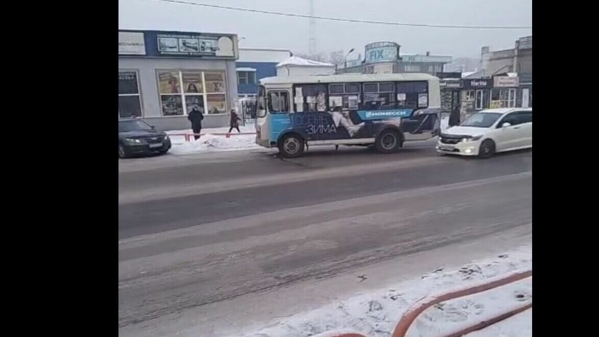     Водитель пассажирского автобуса устроил тройную аварию на пешеходном переходе у центрального рынка в Абакане. Вот что об этом известно.