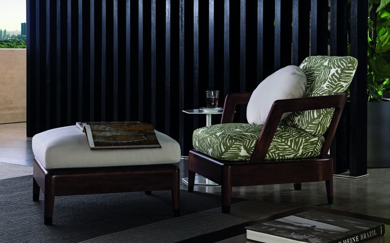 Кресло и пуф Minotti, в дизайне прослеживается влияние mid century. Фото: пресс-служба