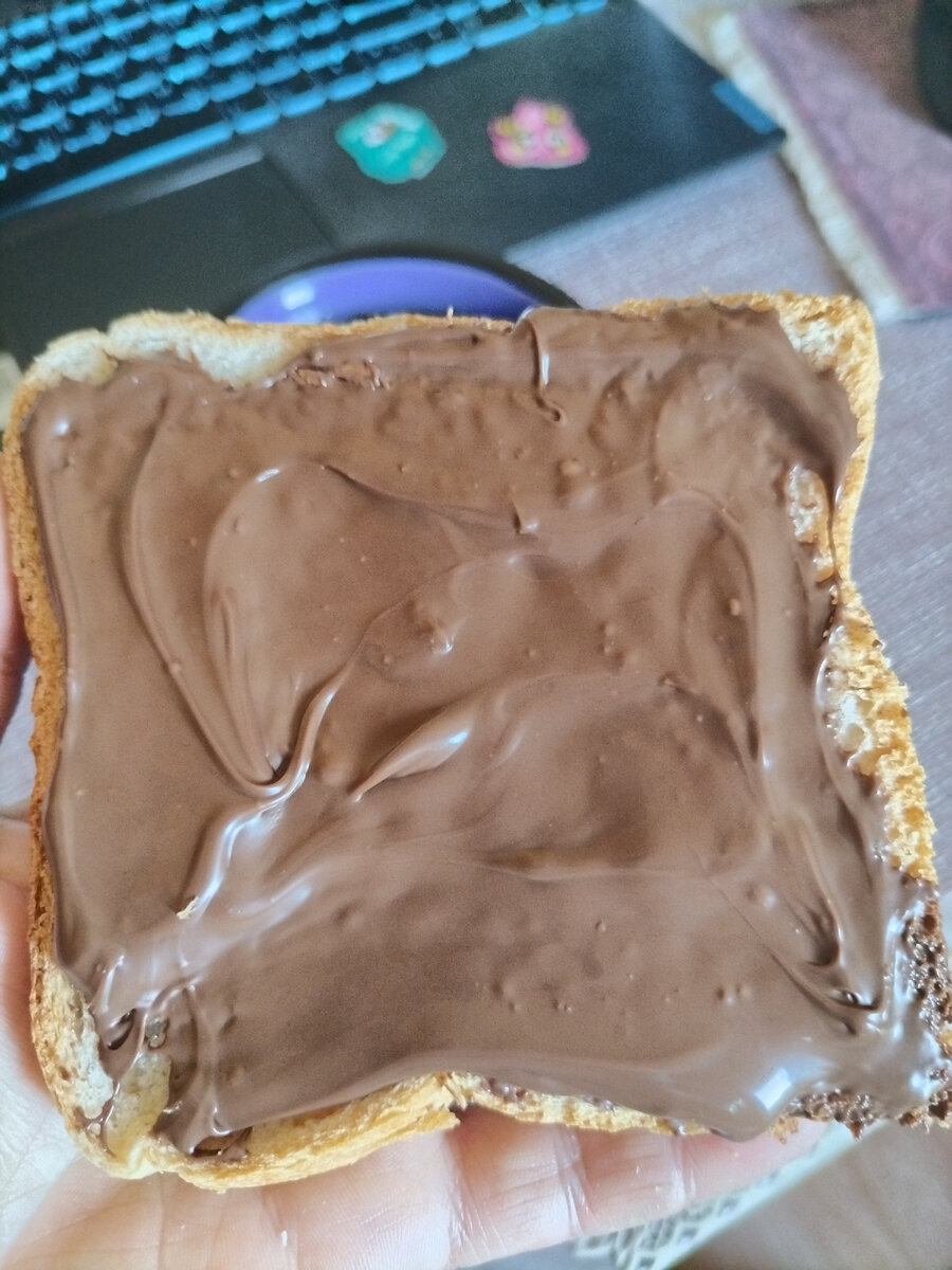 Сегодня съела этот кусок тостового хлеба с шоколадной пастой без зазрения совести)