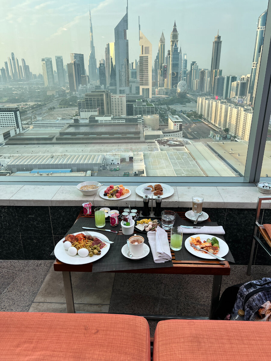 Супер завтрак с видом на центр Дубая