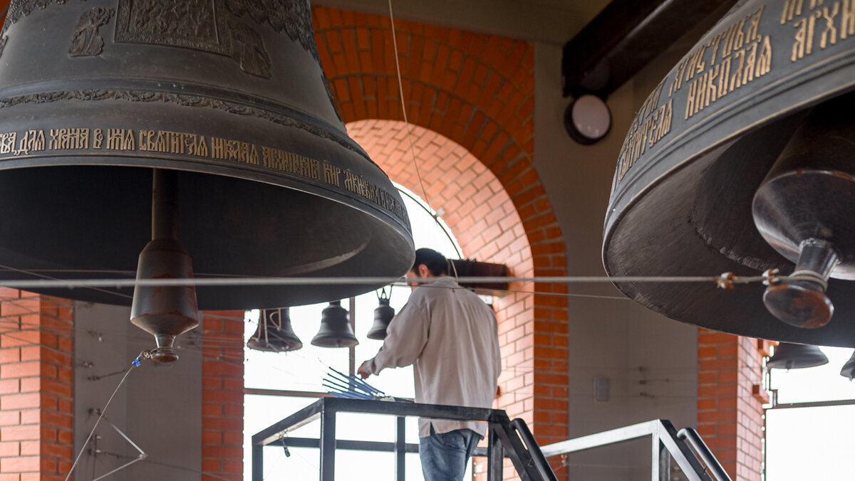 Колокола достаточно монументальны, а звук завораживает. Хотя громковато. На фото вы видите увеличенный кусок фото, на котором я обрезала героев съёмки)