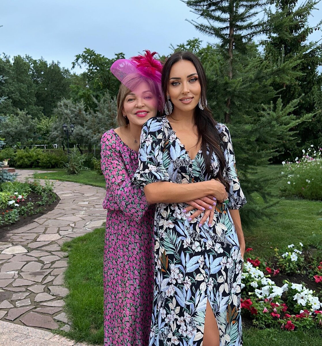    Алсу с мамой Разией ИсхаковнойСоцсети Алсу