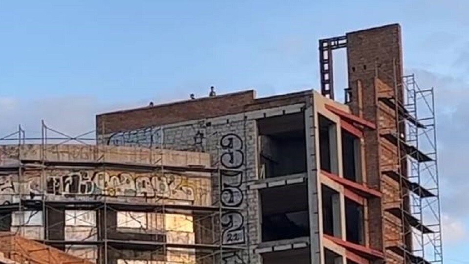     В центре Красноярска на крыше долгостроя заметили нескольких детей.