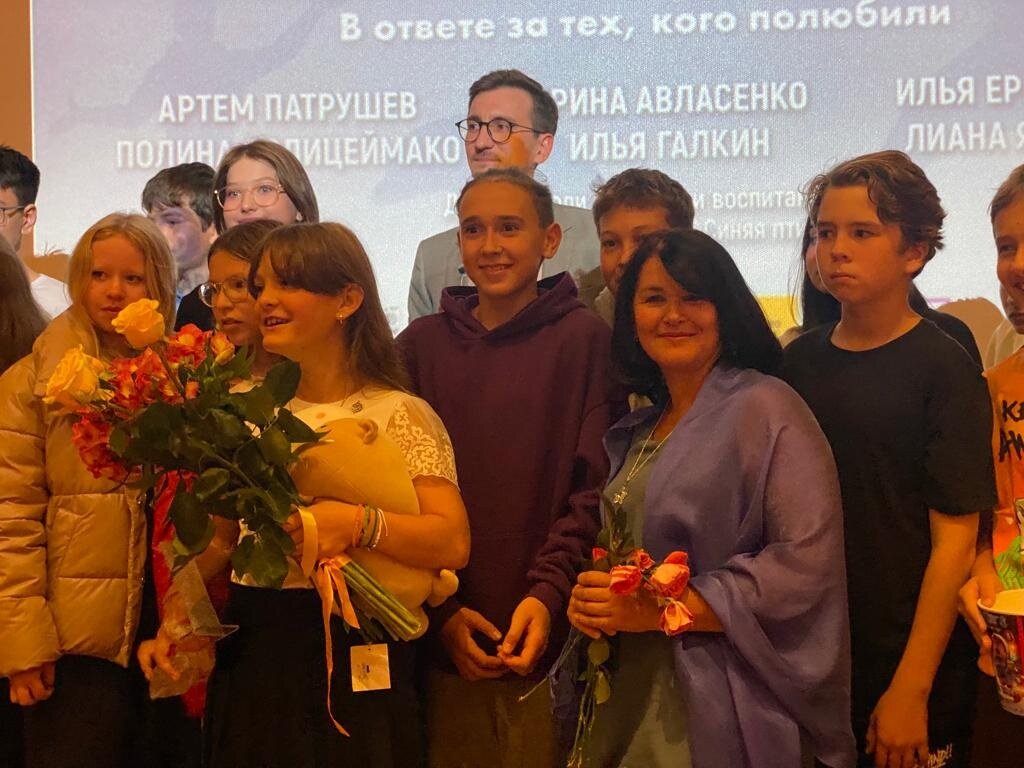 на сцене Дома Кино Екатеринбург режиссер Михаил Анисимов, поэтесса Людмила Плотникова и воспитанники студии театра и кино "Синяя птица"