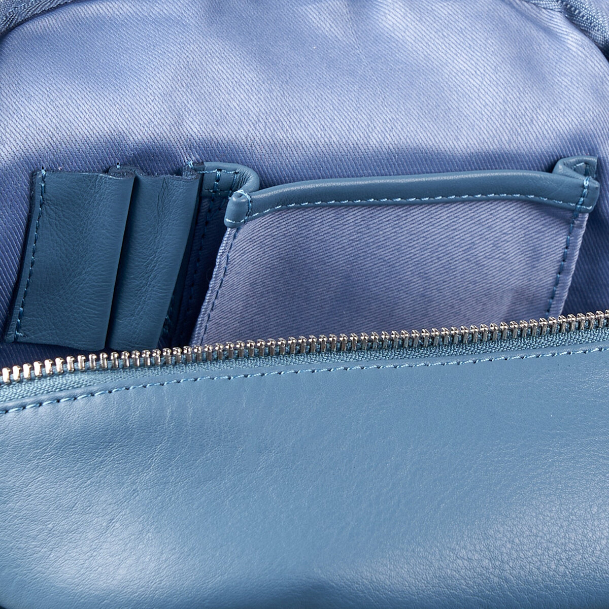 Гладкая натуральная наппа и женский рюкзак Dr.Koffer из неё.