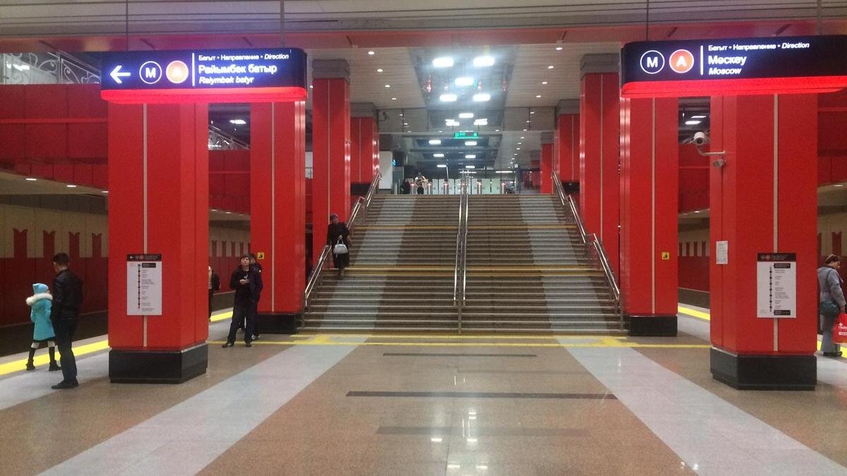    Станция метро в красных тонах:Wikipedia/МаратД