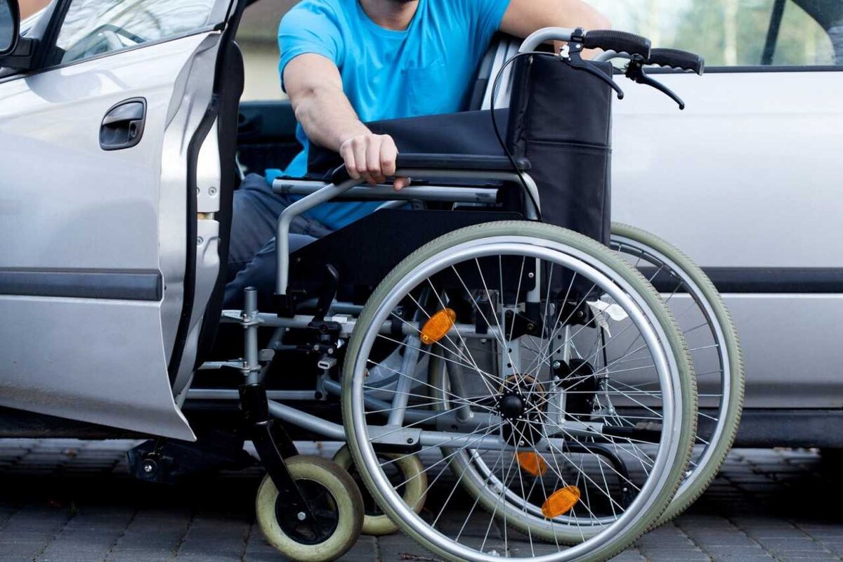 Инвалидность на авто. Автомобиль для инвалидов. Автомобиль для инвалидов колясочников. Человек в инвалидной коляске. Инвилад для автомобиль.