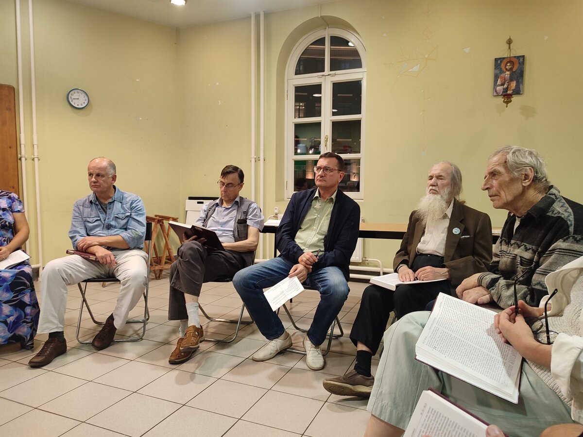 Чтение Евангелия в группе (Феодоровский собор). Виктор Головаченко в центре
