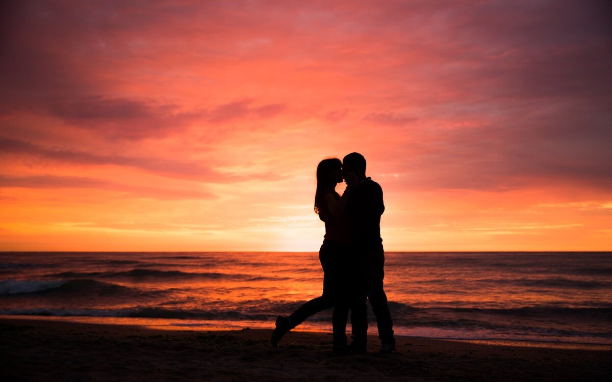 Sunset kiss. Влюбленные на закате. Happy birthday for husband. Поцелун а закате. Sunset kiss.