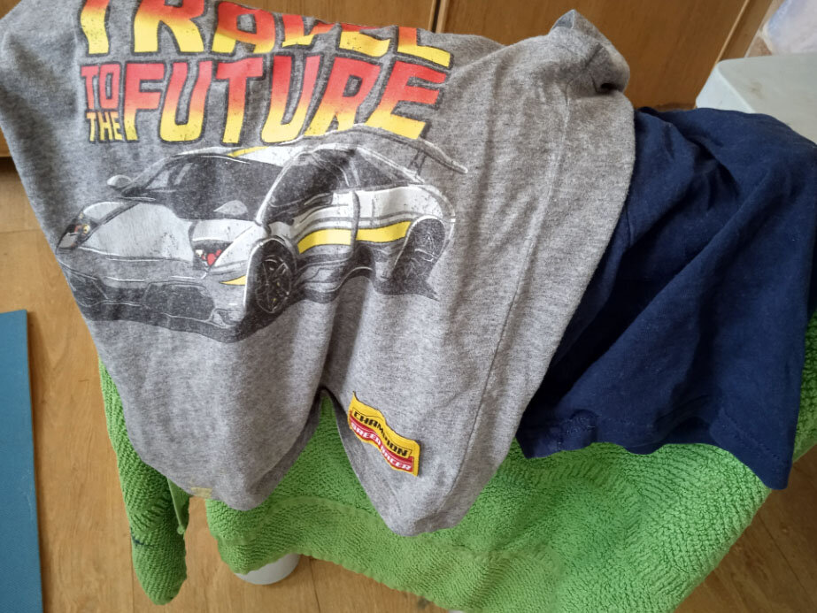 Большая проблема - найти майку и трусы в 30 см. от лица.