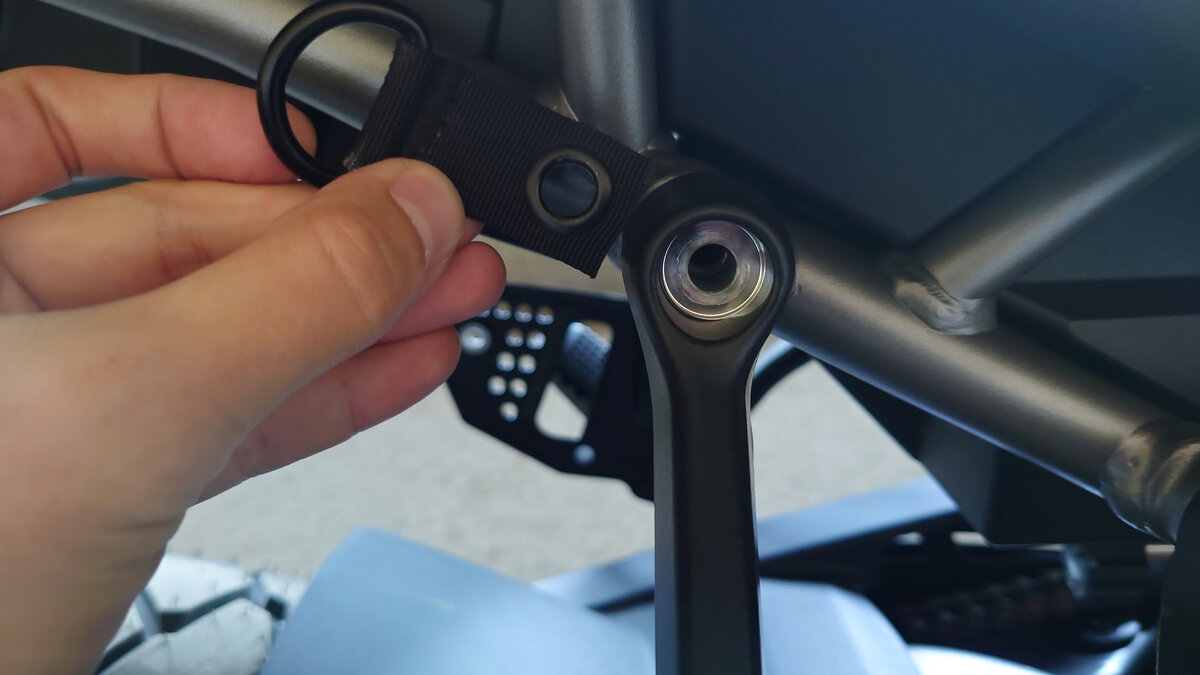 Ставим крепежное кольцо