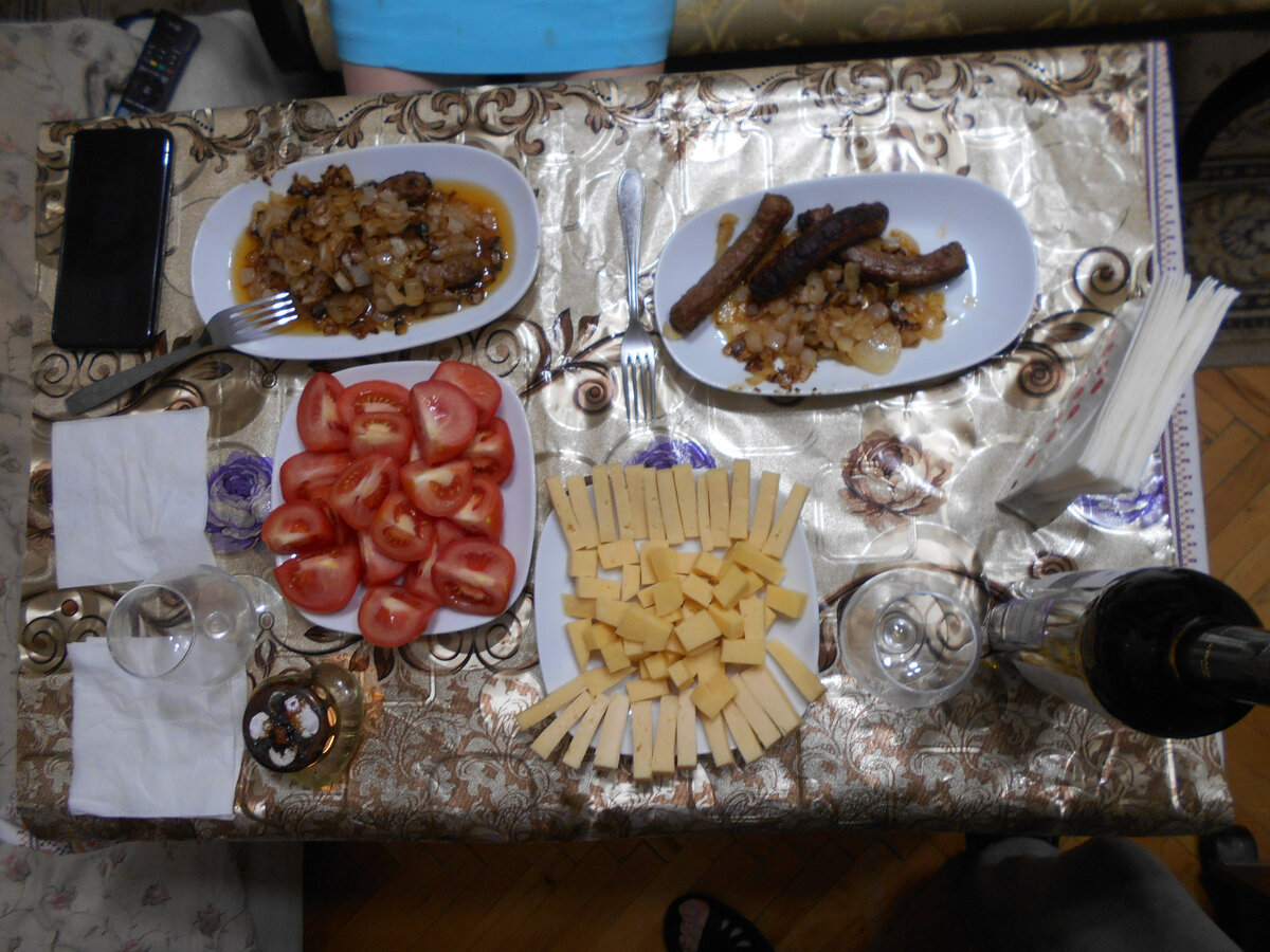 Вот современное блюдо. Сыр доступен всегда, мясо и лук всегда, помидоры - аналогично.