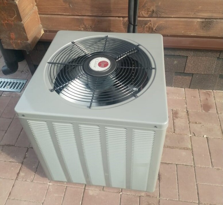 Внешний блок канальной системы кондиционирования. 