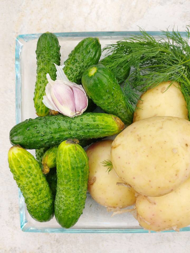 Огурцы и картошку лучше всего выбирать помоложе. Источник: gor4ica.ru
