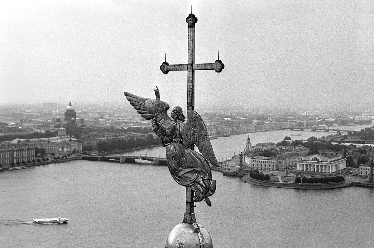 ангел на шпиле петропавловской крепости в санкт петербурге