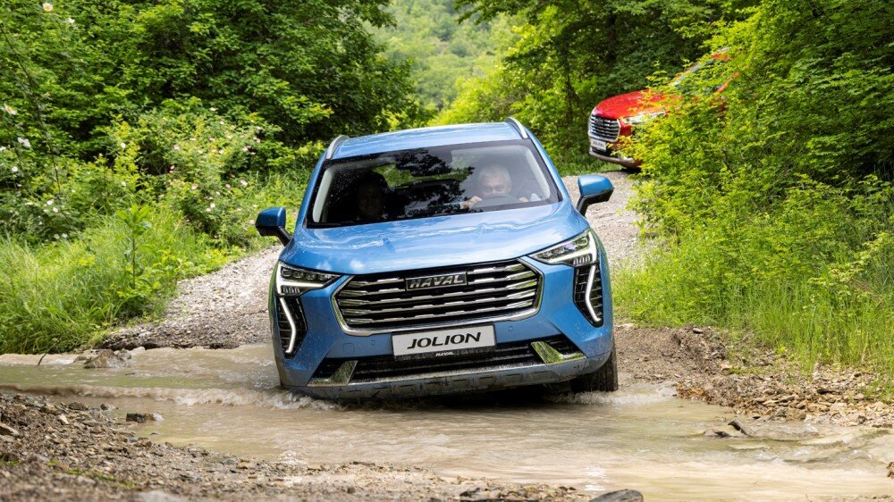 На фото: кроссовер Haval Jolion на бездорожье