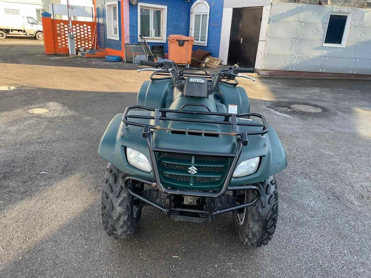 Даже спустя 13 лет фары не помутнели, а хром на эмблеме сохранил свой лоск! Взгляните на 10 летнего "китайца" и почувствуйте разницу. Источник фото - https://auto.ru/atv/used/sale/suzuki/eiger/3757596-db428f43/