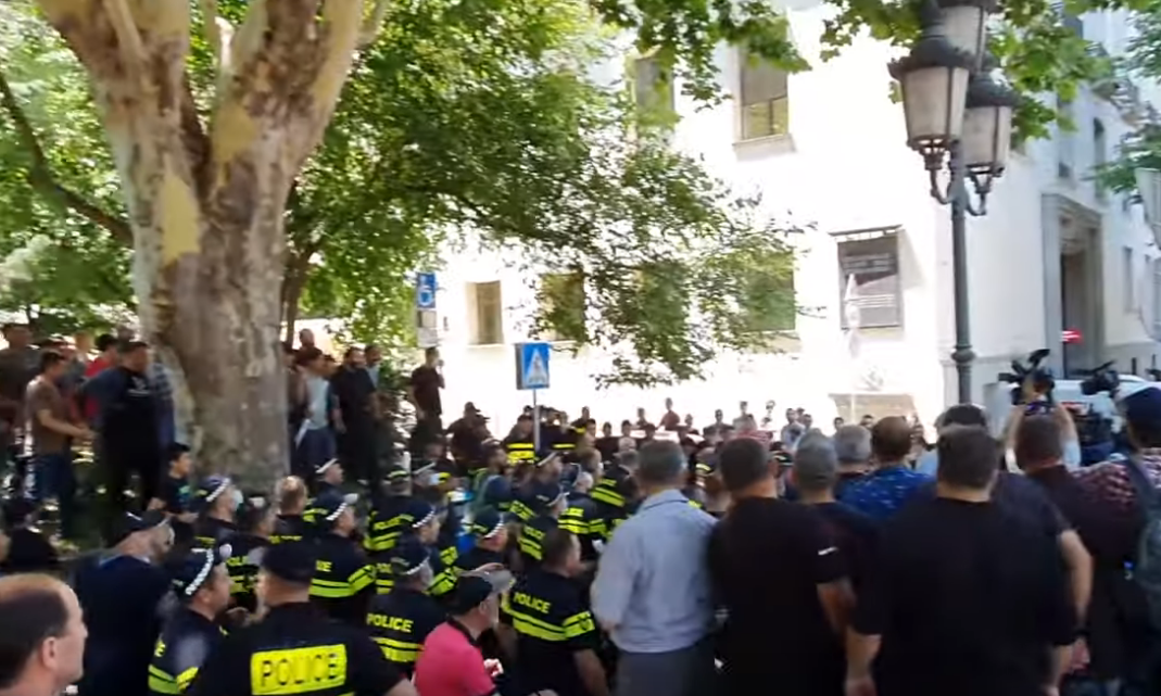 Идешь аллеей вдоль Куры. А над тобой платанов тень... Ой, зачем полиция, когда мы просто поем?