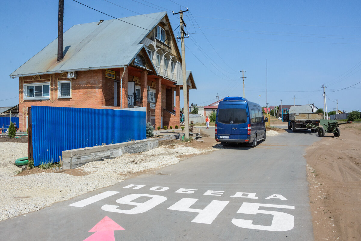 А так выглядит дорога, ведущая к музею. В доме находится гостиница, где при желании можно будет переночевать.