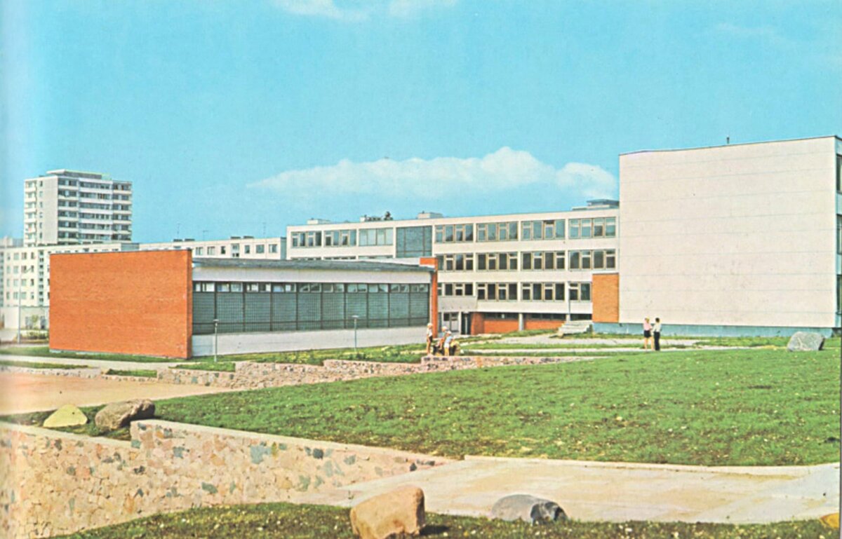 Школа Лаздинай. Фотография опубликована в альбоме: А. В. Иконников и др. Современная советская архитектура, "Аврора", Ленинград, 1975 год. Фотографы Б. Б. Фабрицкий, И. П. Шмелев.