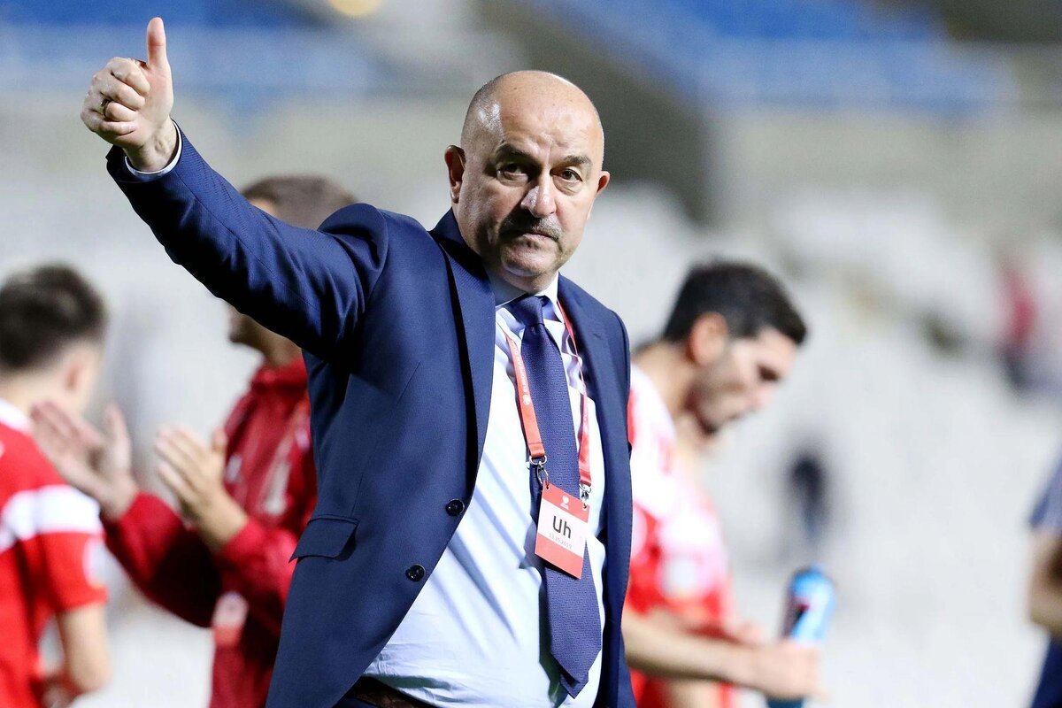 На фото бывший наставник сборной России Станислав Черчесов. Фото с сайта news.myseldon.com