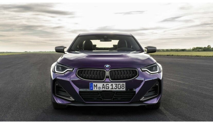 Радикально спортивный. Революционный и независимый. Новый BMW M240i xDrive Coupe сочетает в себе впечатляющую мощность, азартную управляемость и непревзойденную динамику. Это делает его бесконечным источником чистого восторга. Неважно, ускоряетесь ли Вы, проходите поворот или стремительно мчитесь по прямой – его стрелка тахометра поднимается, ускоряя пульс и повышая уровень адреналина в крови. Каждый элемент привлекательного трехобъемного дизайна BMW M240i xDrive Coupe подчеркивает его спортивные амбиции, максимально ярко раскрывая характер модели.

BMW M240i xDrive Coupe:
Расход топлива, л/100 км (в смешанном цикле): 8,0
Выбросы CO2, г/км (в смешанном цикле): 185