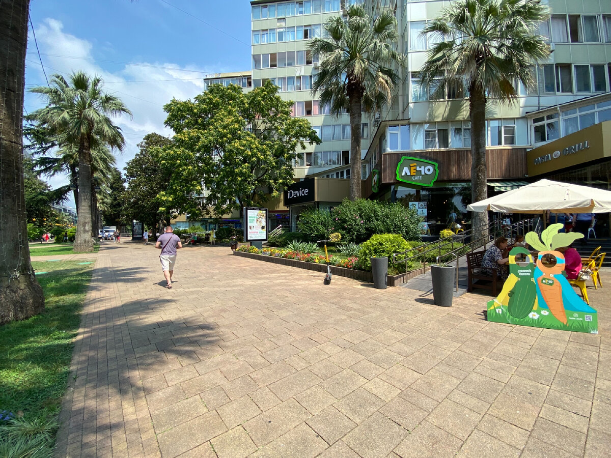 Кафе находится в самом центре улицы Навагинской