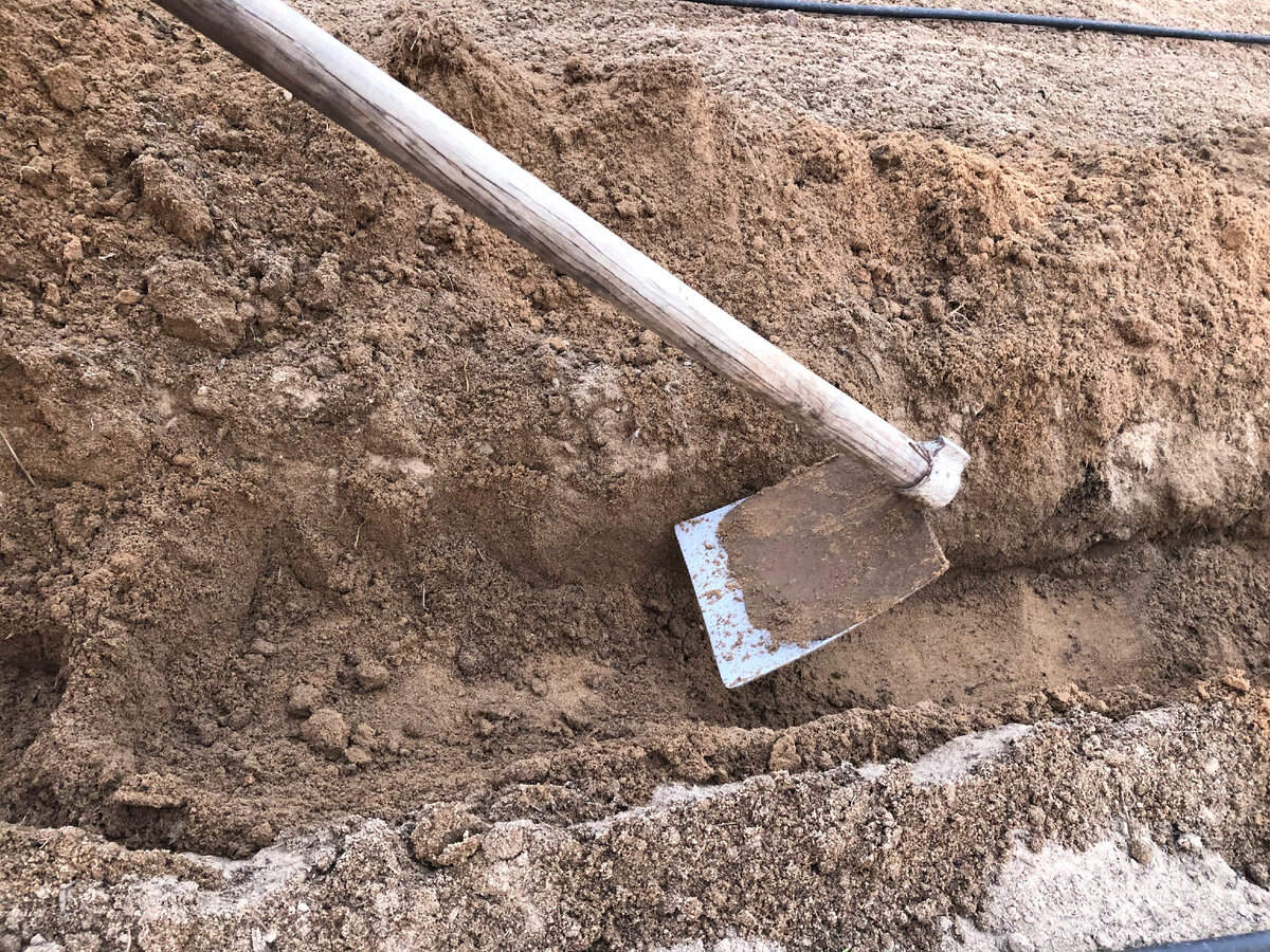 Мотыга в этом деле основной инструмент