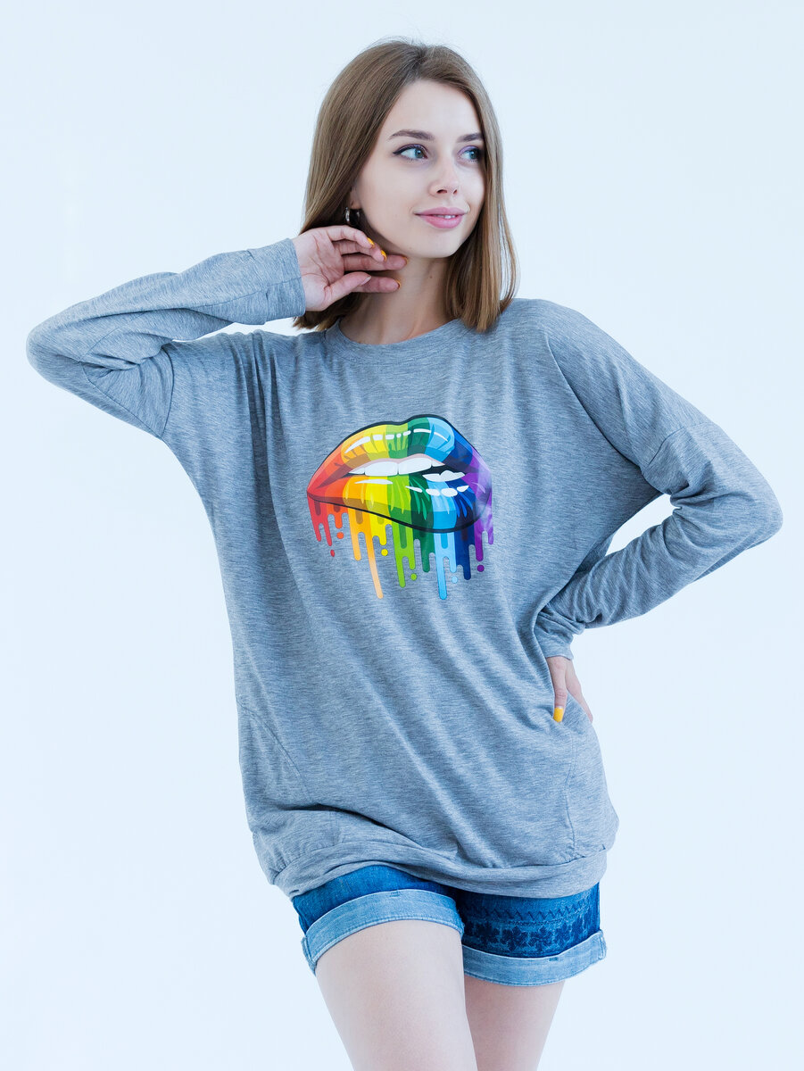 Серый лонгслив с ярким принтом