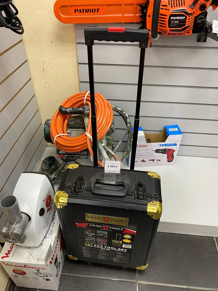 Увидел в ломбарде чемодан на колесах. Оказалось - это набор ...