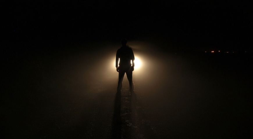 Ты идешь до дома но боишься темноты. Человек с фонариком в темноте. Человек на дороге ночью. Человек в свете фар. Парень во тьме.