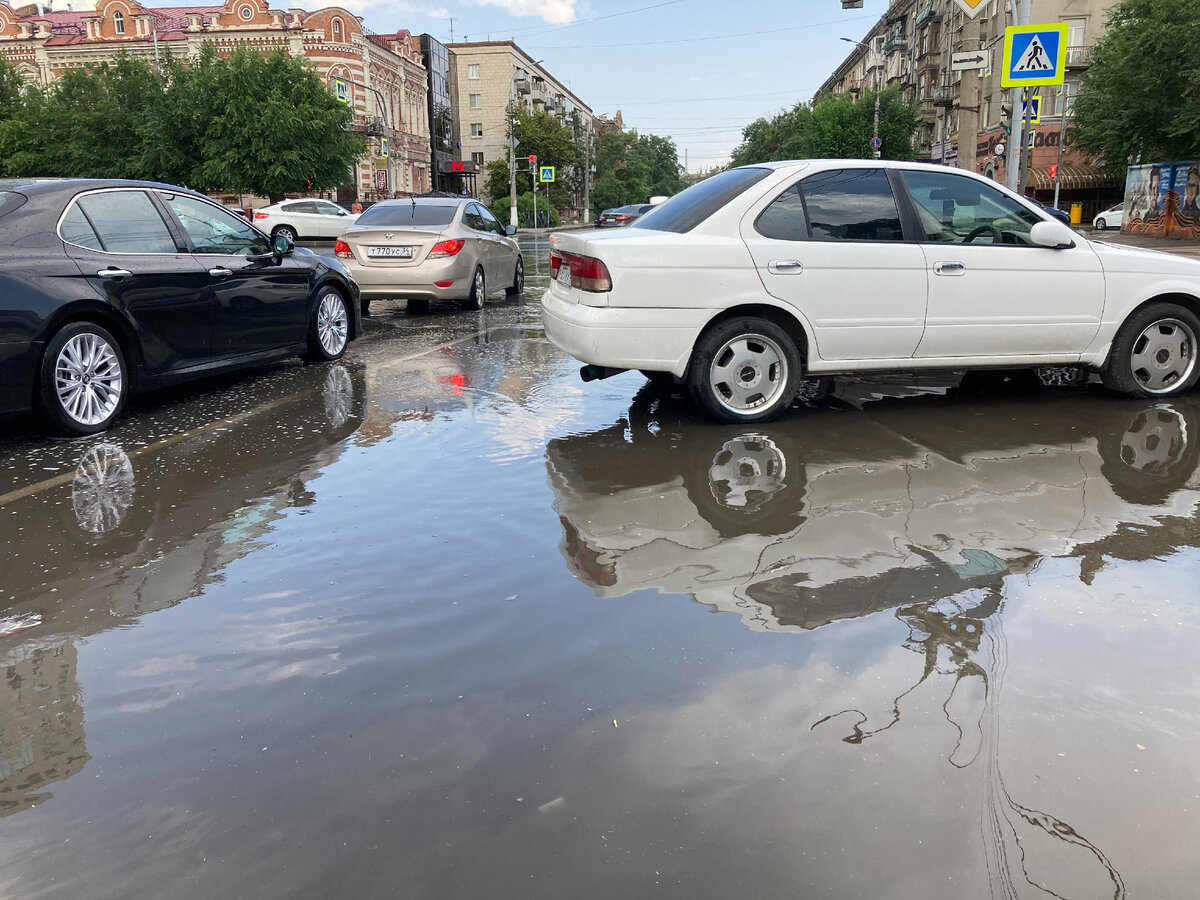 Мой умытый город с горячими лужами на асфальте.